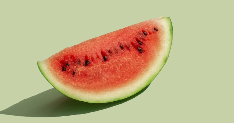 Mẹ sau sinh nên ăn dưa hấu để lợi tiểu và đẹp da hơn (Ảnh: Sưu tầm Internet)