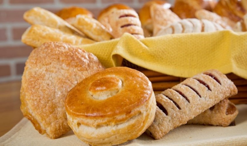 Mẹ sau sinh nên hạn chế ăn bánh mì. (Ảnh: Sưu tầm internet)