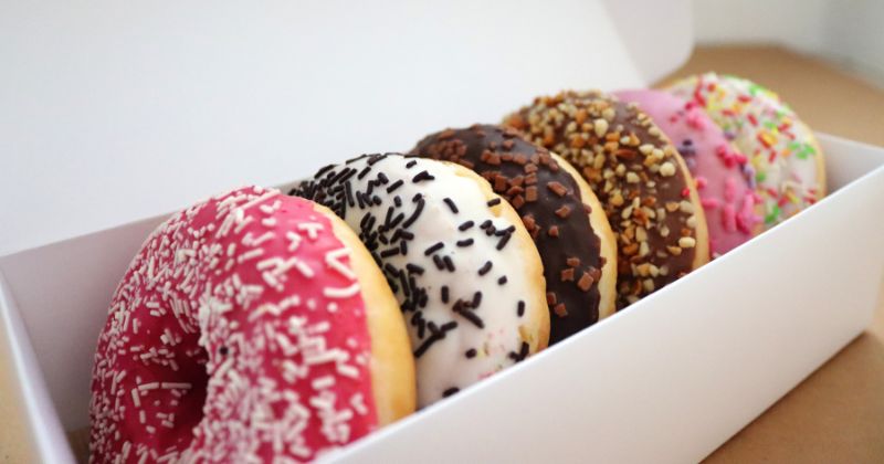 Sau sinh mổ ăn bánh ngọt có thể làm vết mổ lâu lành (Ảnh: Sưu tầm Internet)