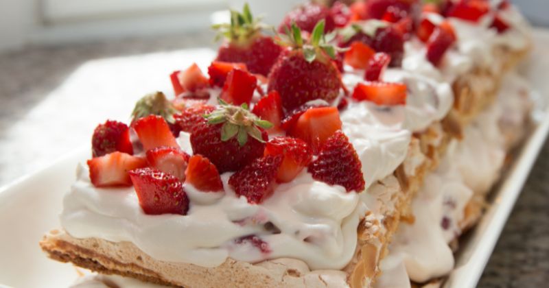 Mẹ chỉ nên ăn bánh ngọt khi đã sinh bé được hơn 1 tháng (Ảnh: Sưu tầm Internet)