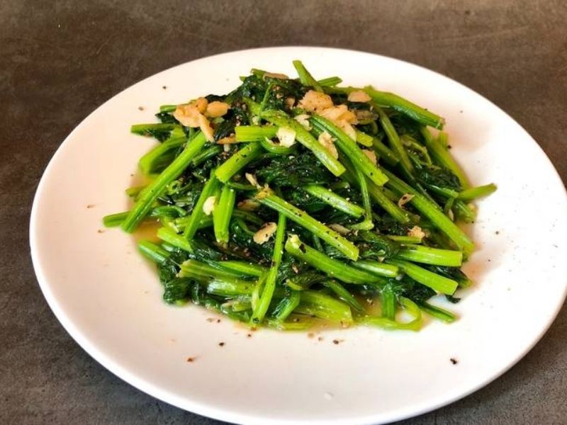 Món ăn đơn giản từ cải bó xôi giúp mẹ tiết kiệm thời gian nấu nướng. (Ảnh: Nguồn Internet)