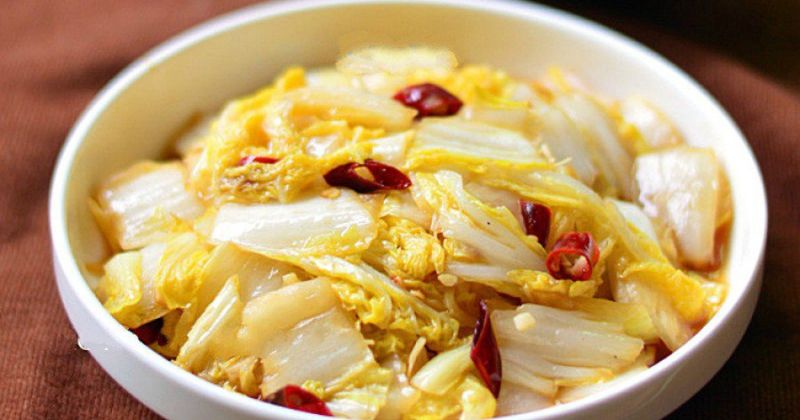 Món cải thảo xào tỏi dễ thực hiện ngay tại nhà (Ảnh: Sưu tầm Internet)