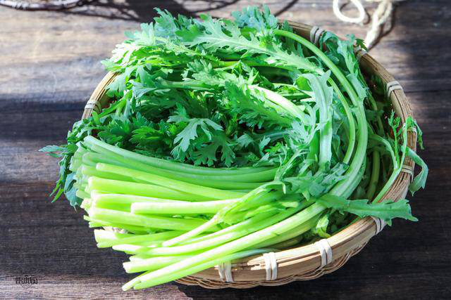 Trong rau cải cúc chứa nhiều dưỡng chất tốt cho mẹ sau sinh. (Ảnh: Sưu tầm internet)