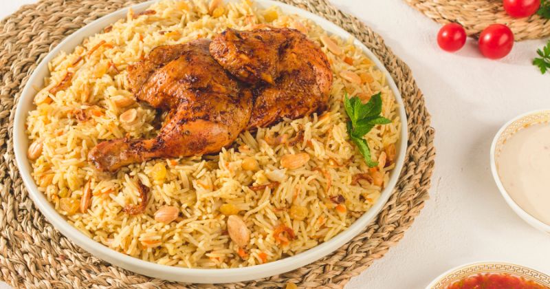 Cơm gà gạo lứt bổ dưỡng ngon miệng cho bà đẻ (Ảnh: Sưu tầm Internet)