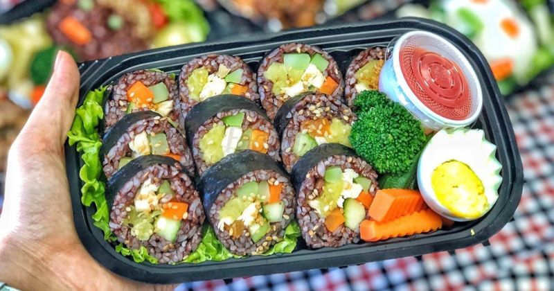 Cơm gạo lứt cuộn rong biển ngon miệng chống ngán (Ảnh: Sưu tầm Internet)