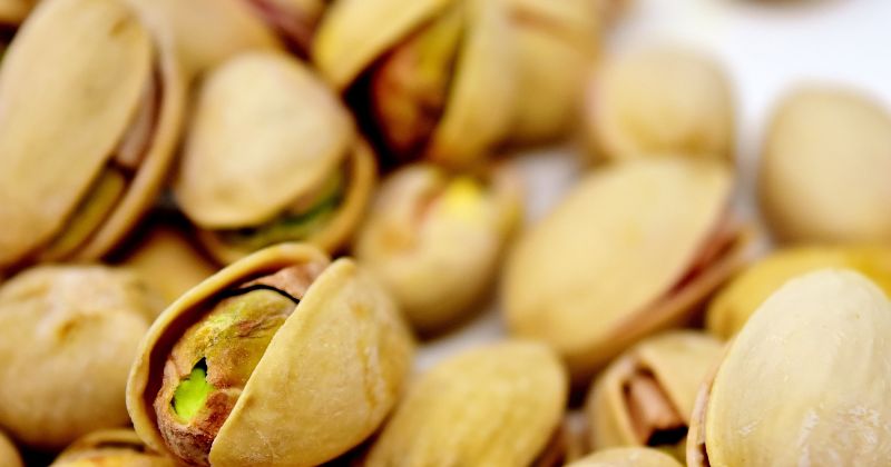 Mẹ sau sinh ăn hạt dẻ cười rất tốt cho sức khỏe (Ảnh: Sưu tầm Internet)