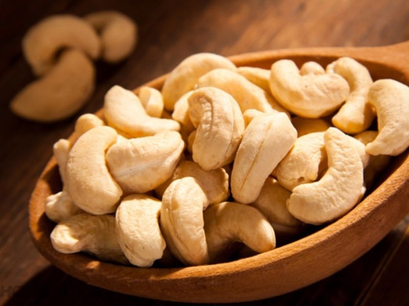 Các mẹ tránh để hạt điều ở nơi mưa ướt, độ ẩm cao vì dễ làm hạt điều bị ẩm mốc. (Ảnh: Nguồn Internet)