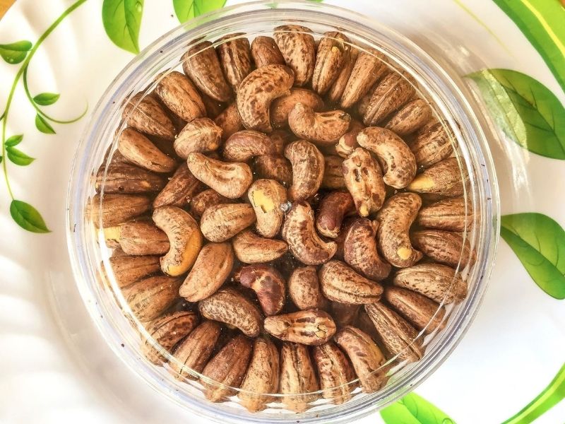 Người đang mắc bệnh thận lưu ý không nên ăn hạt điều nhiều. (Ảnh: Nguồn Internet)