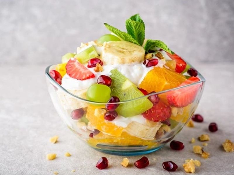 Hạt điều mix sữa chua hoa quả tạo nên món ăn nhẹ ngon miệng hấp dẫn. (Ảnh: Nguồn Internet)