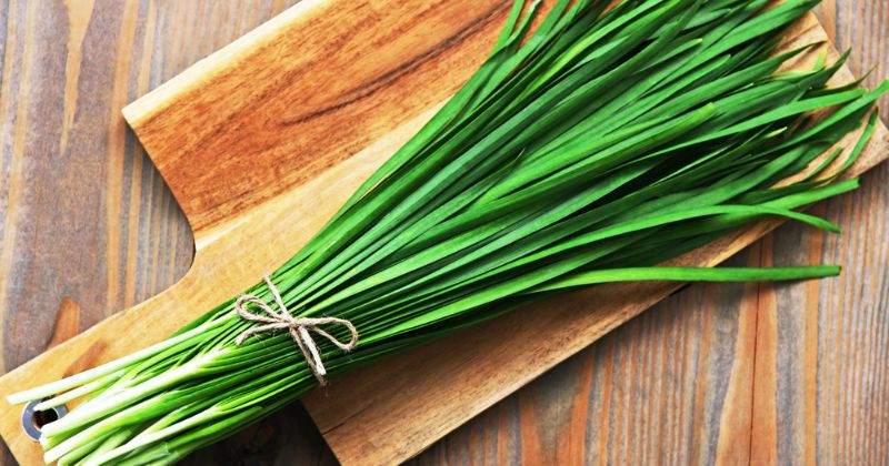 Ăn lá hẹ giúp cải thiện giấc ngủ cho mẹ sau sinh (Ảnh: Sưu tầm Internet)