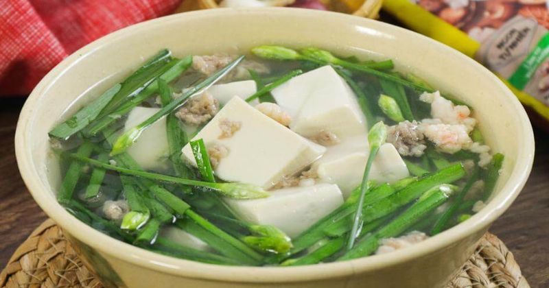 Canh lá hẹ nấu đậu phụ giúp giải ngấy hiệu quả (Ảnh: Sưu tầm Internet)