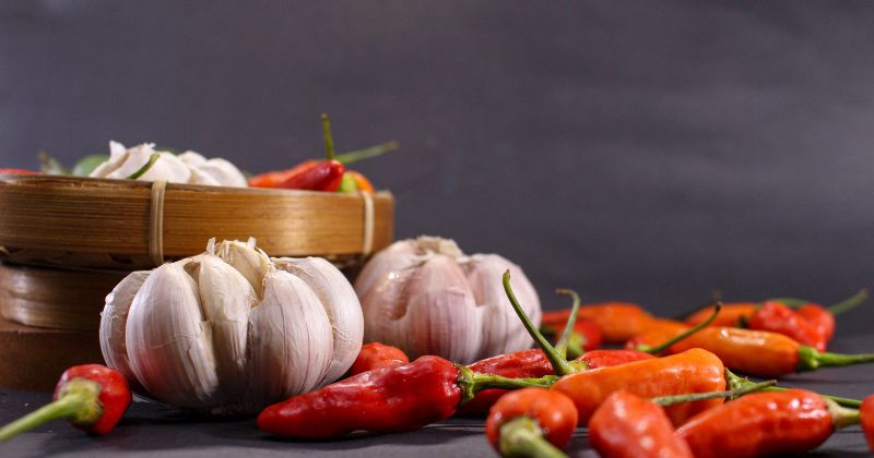 Mẹ bầu sau sinh mổ ăn đồ cay nóng sẽ làm ảnh hưởng đến chất lượng sữa ( Ảnh: Sưu tầm Internet)