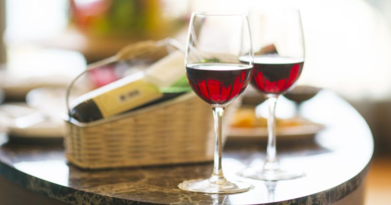 Mẹ bầu sau sinh sử dụng rượu bia sẽ làm ức chế khả năng tiết sữa (Ảnh: Sưu tầm Internet)