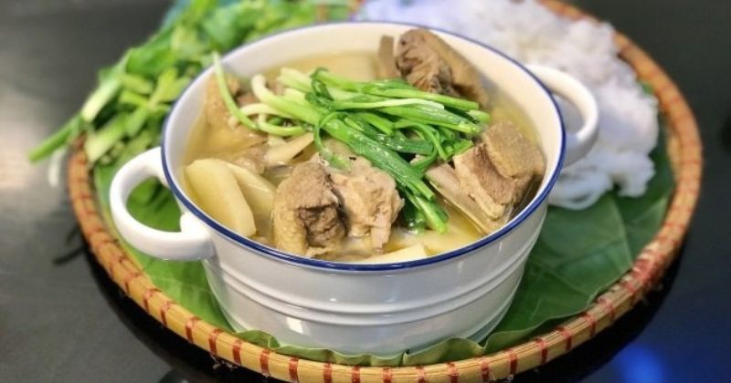 Phụ nữ sau sinh ăn măng khô nhiều có thể bị ngộ độc(Ảnh: Sưu tầm Internet)