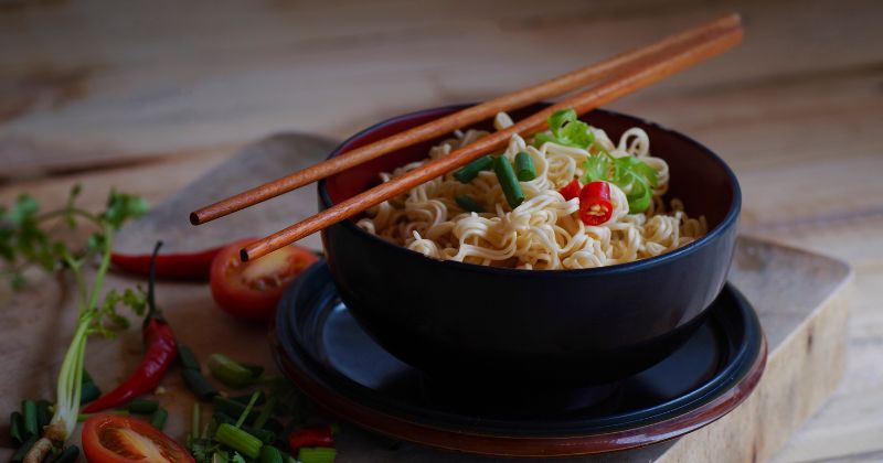 Mẹ sau sinh không nên ăn mì tôm (Ảnh: Sưu tầm Internet)