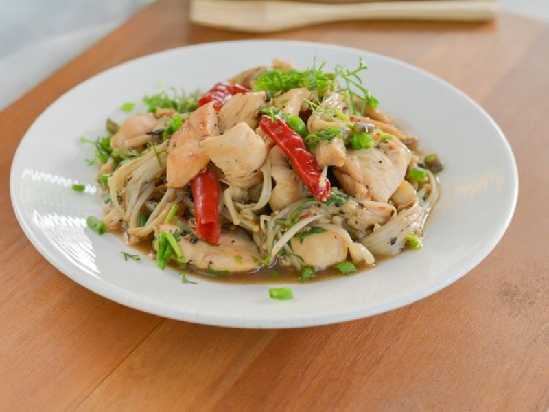 Chỉ với vài phút, chị em đã có ngay món nấm xào ức gà ngon đúng điệu. (Ảnh: Nguồn Internet)