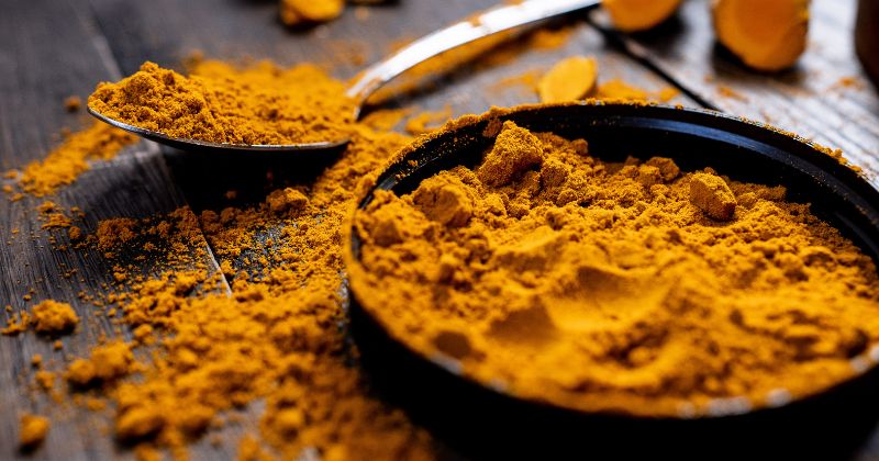 Tinh bột nghệ và mật ong giúp chữa táo bón sau sinh (Ảnh: Sưu tầm Internet)