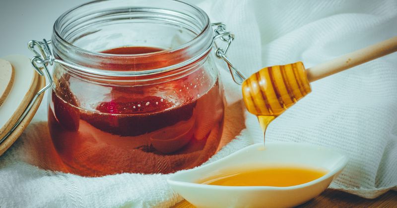 Cách pha bột nghệ và mật ong cho mẹ sau sinh (Ảnh: Sưu tầm Internet)