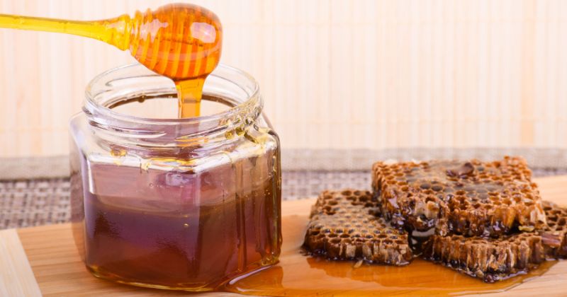 Cách pha bột nghệ với nước ấm cho phụ nữ sau sinh (Ảnh: Sưu tầm Internet)