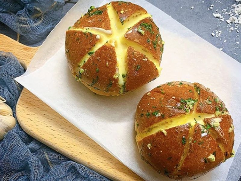 Bánh mì Phô mai bơ tỏi - “cơn sốt” đến từ Hàn Quốc khiến chị em yêu thích. (Ảnh: Nguồn Internet)