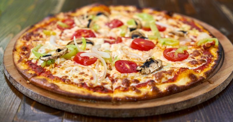 Mẹ sau sinh ít nhất 3 tháng thì mới có thể ăn pizza (Ảnh: Sưu tầm Internet)