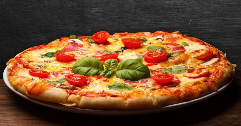 Phụ nữ sau sinh ăn nhiều pizza sẽ làm rối loạn các chức năng trong cơ thể ( Ảnh: Sưu tầm Internet)
