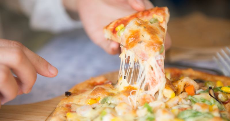 Mẹ bầu sau sinh ăn pizza sẽ bị tăng cân không kiểm soát (Ảnh: Sưu tầm Internet)