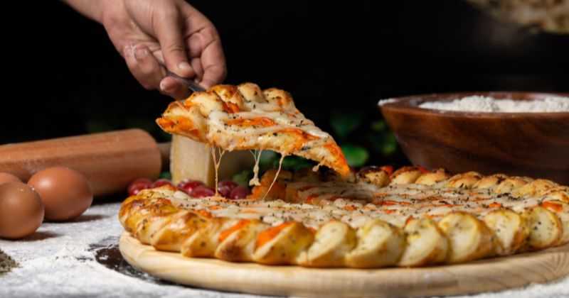 Phụ nữ sau sinh ăn pizza sẽ làm mất cân bằng dinh dưỡng ( Ảnh: Sưu tầm Internet)