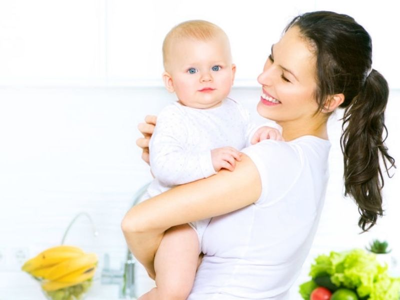 Đối với mẹ sau sinh đang cho con bú, những dưỡng chất trong quả hồng vô cùng cần thiết. (Ảnh: Nguồn Internet)