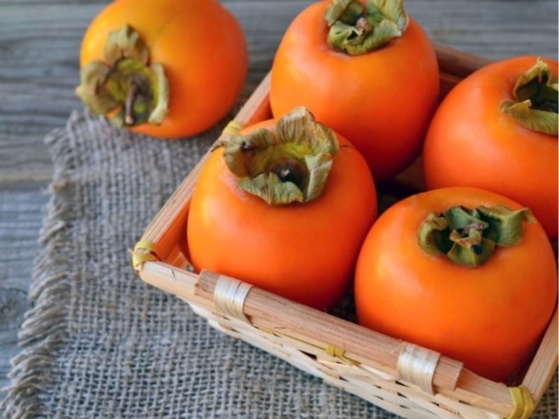 Mẹ cần nắm một số điểm lưu ý quan trọng để tránh phản ứng phụ khi ăn quả hồng. (Ảnh: Nguồn Internet)