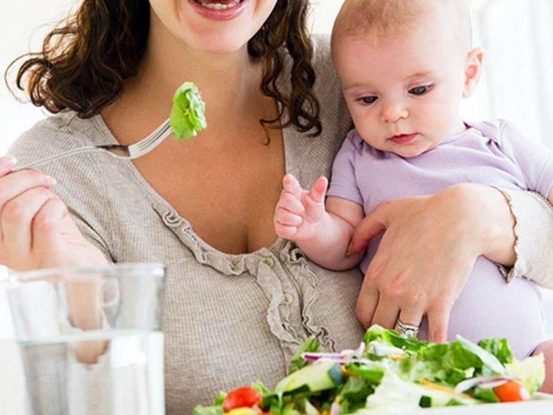 Mẹ ăn rau răm có hạn chế sẽ không gây mất sữa. (Ảnh: Nguồn Internet)