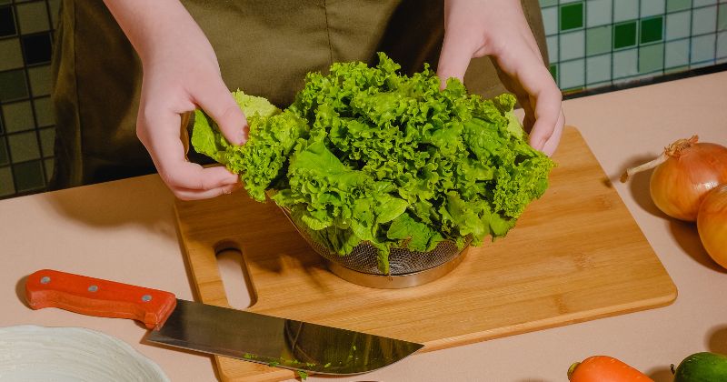 Sản phụ ăn xà lách sống giúp ngừa táo bón hiệu quả ( Ảnh: Sưu tầm Internet)