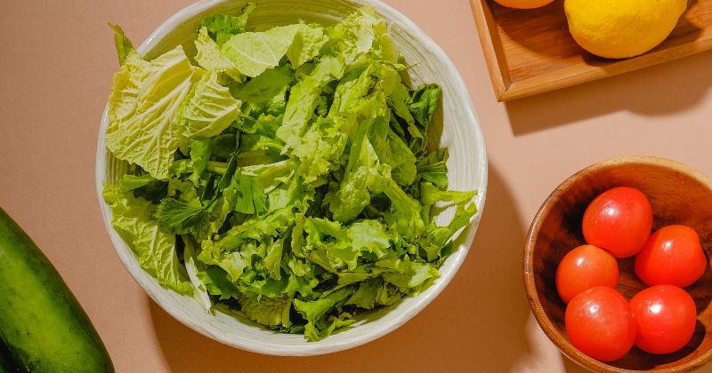 Phụ nữ sau khi sinh ăn rau xà lách làm ảnh hưởng đến việc bú của bé ( Ảnh: Sưu tầm Internet)