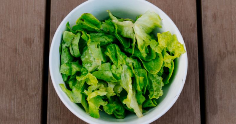 Mẹ sau sinh ăn rau sống được không ( Ảnh: Sưu tầm Internet)