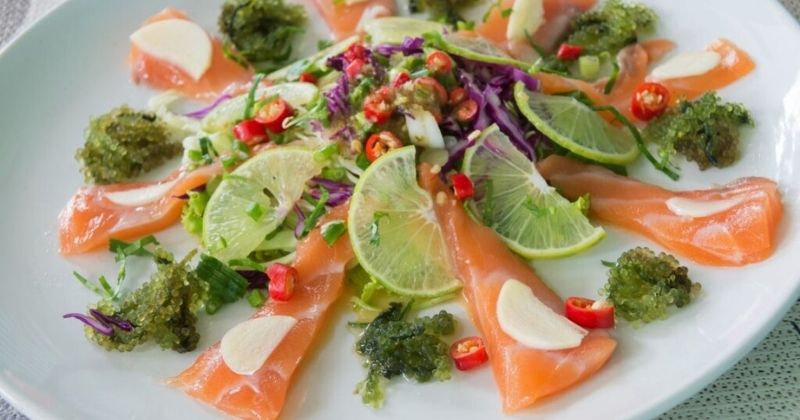 Salad rong nho cá hồi giàu dinh dưỡng (Ảnh: Sưu tầm Internet)