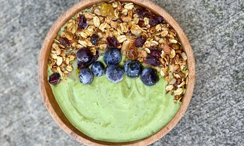 Smoothie bơ mix hạt và hoa quả. (Ảnh: Nguồn Internet)