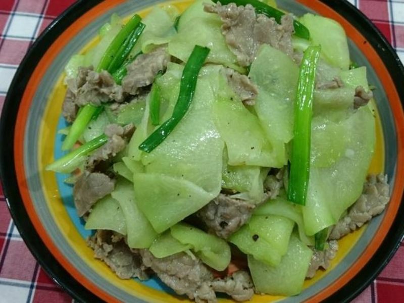 Mẹ sau sinh bổ sung dưỡng chất cùng món su su xào thịt bò. (Ảnh:Cookpad.com)