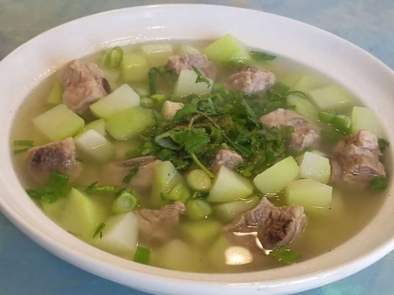 Món canh su su xương heo cực hấp dẫn trong bữa ăn của mẹ sau sinh. (Ảnh:Dienmayxanh.com)