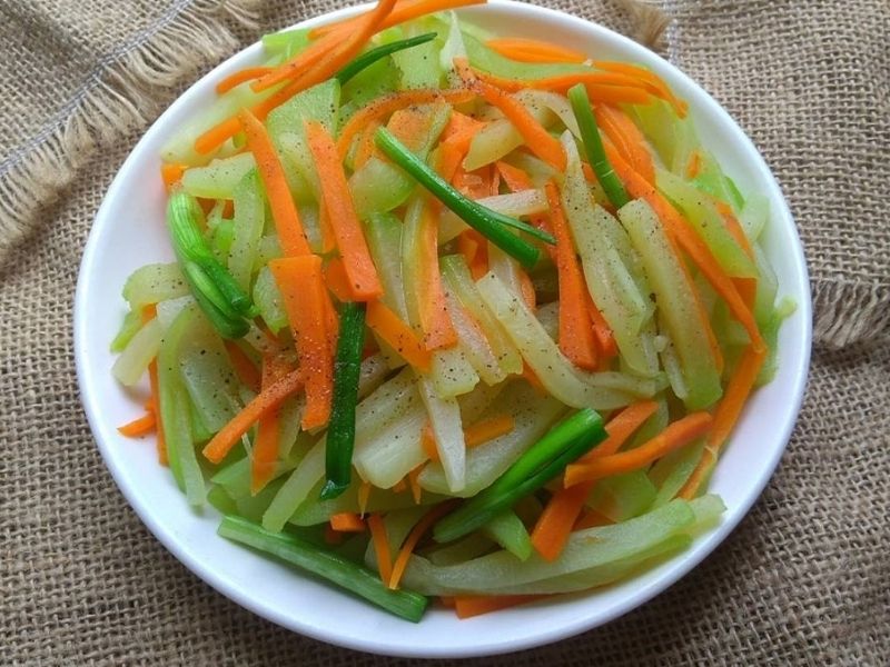 Món su su xào tỏi thanh đạm giúp mẹ đổi món chống ngán. (Ảnh: Dienmayxanh.com)