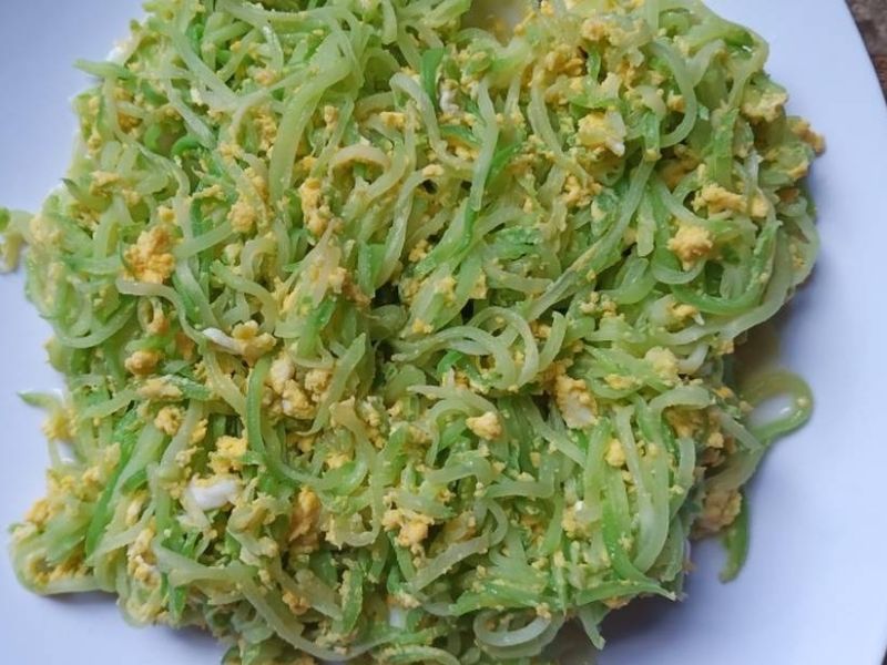 Vị ngọt, béo bùi đến từ món su su xào từng khiến mẹ ăn ngon miệng hơn. (Ảnh:Cookpad.com)