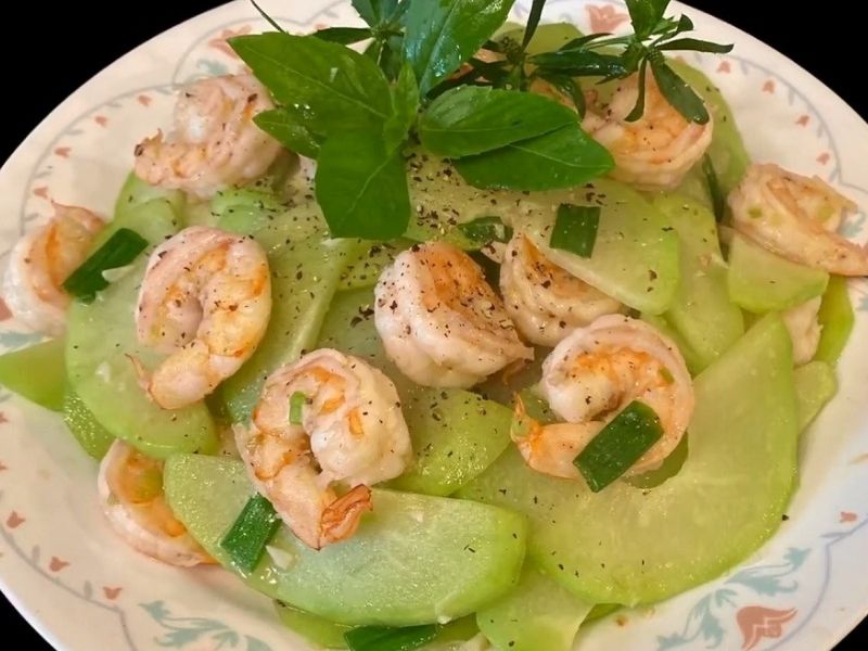 Su su xanh tươi hòa quyện cùng tôm ngọt thịt tạo ra món ăn chống ngán ngày hè. (Ảnh: Dienmayxanh.com)