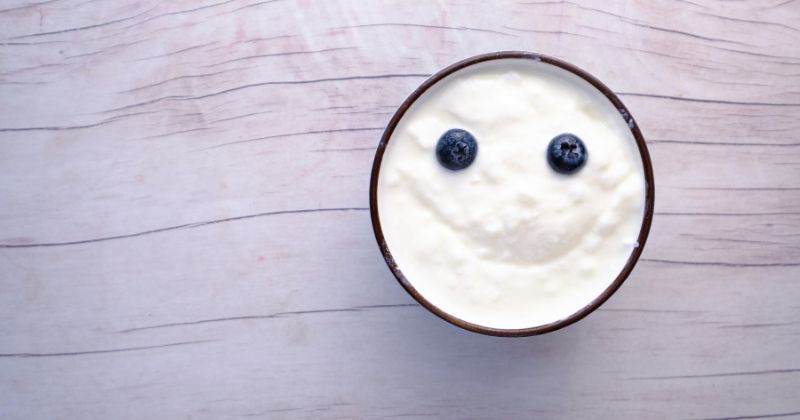 Trong sữa chua chứa nhiều loại vitamin quan trọng như A, B2 và B12. (Ảnh: Sưu tầm Internet)