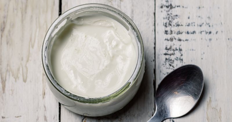 Ăn sữa chua có lợi cho đường tiêu hóa của mẹ và con. (Ảnh: Sưu tầm Internet)