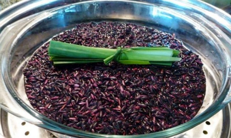 Cho thêm lá dứa giúp gạo nếp có mùi thơm hấp dẫn hơn. (Nguồn: Internet)