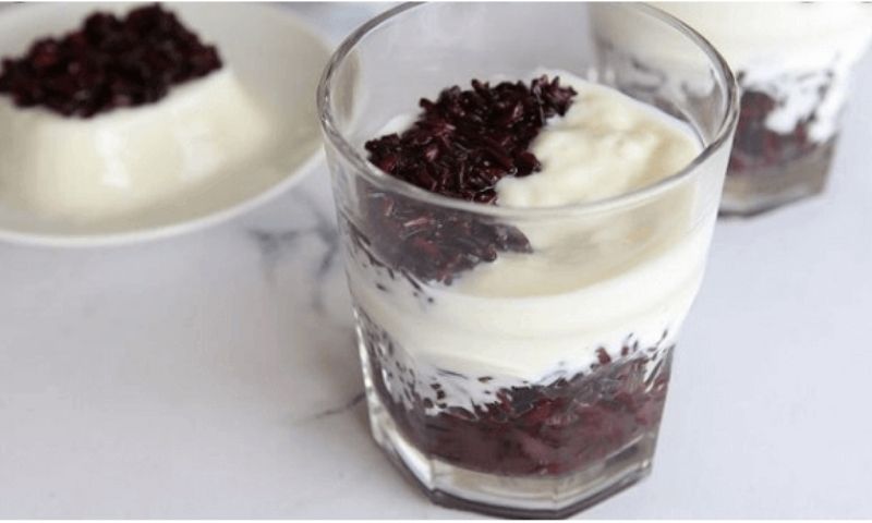 Chỉ với những nguyên liệu cực dễ tìm mẹ đã có thể tự làm sữa chua nếp cẩm ở nhà được rồi. (Nguồn: Internet)
