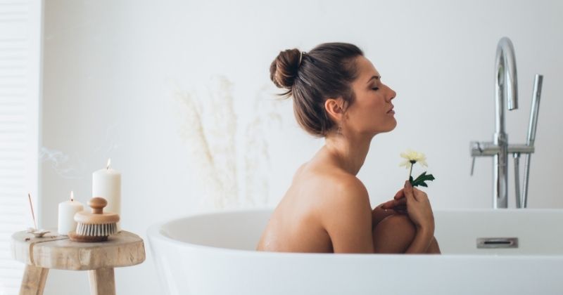 Mẹ không nên tắm bồn trong thời gian ở cữ (Ảnh: Sưu tầm Internet)