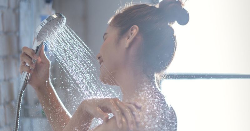 Tắm mỗi ngày bằng nước ấm giúp mẹ thư giãn và lưu thông khí huyết (Ảnh: Sưu tầm Internet)