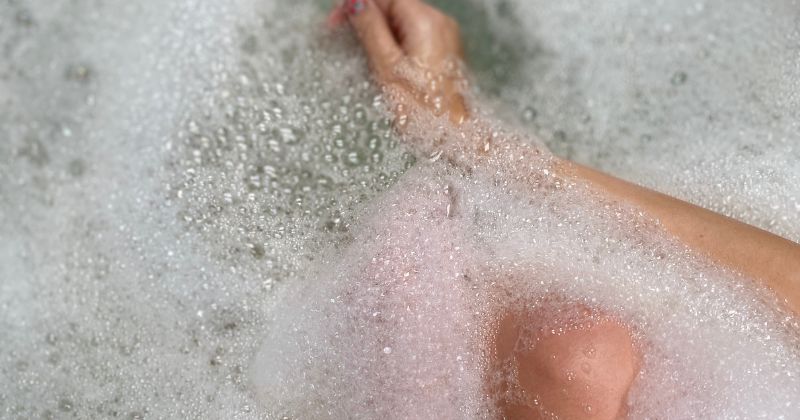 Mẹ sau sinh không nên tắm nước lạnh quá sớm (Ảnh: Sưu tầm internet)