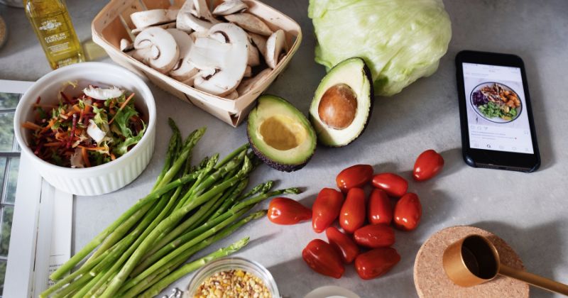 Mẹ sau sinh mổ 1 tháng nên ăn đa dạng nhóm dinh dưỡng (Ảnh: Sưu tầm Internet)