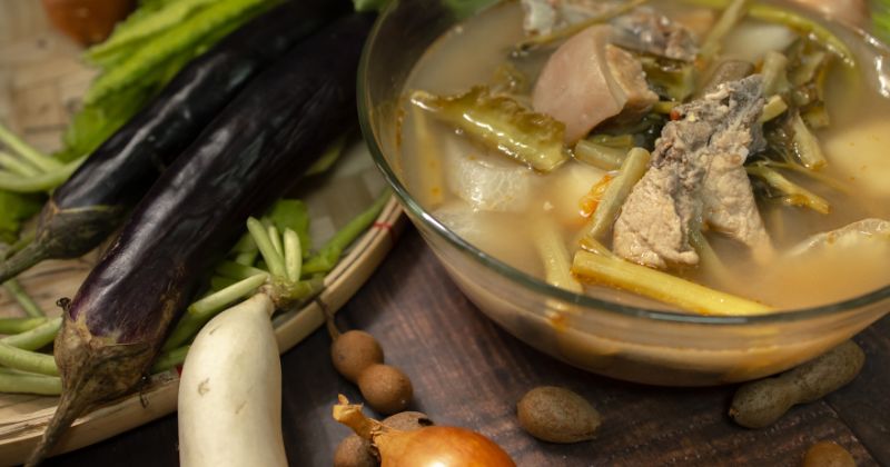 Món canh chim bồ câu hầm hạt sen bổ dưỡng giúp lợi sữa mẹ (Ảnh: Sưu tầm Internet)